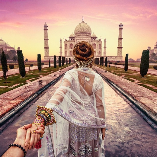 
	
	Điểm dừng chân đầu tiên mà cặp đôi này ghé đến chính là lăng mộ Taj Mahal. Nhiếp ảnh gia đã đăng tải bức ảnh này trên trang cá nhân cùng dòng chia sẻ 'Khó diễn tả cảm xúc khi lần đầu đứng trước công trình này'.